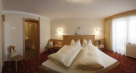 Schlafzimmer mit Bad (Ferienwohnung 2) - Landhaus Tirol