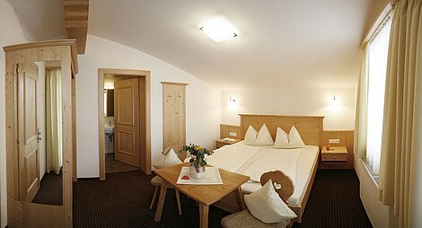 Geräumiges Doppelzimmer (Ferienwohnung 4) - Landhaus Tirol