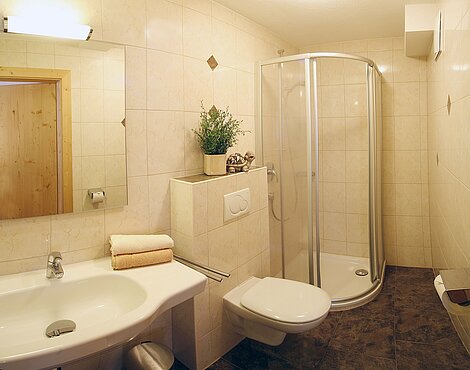 Badezimmer mit Dusche Ferienwohnung 2 - Landhaus Tirol